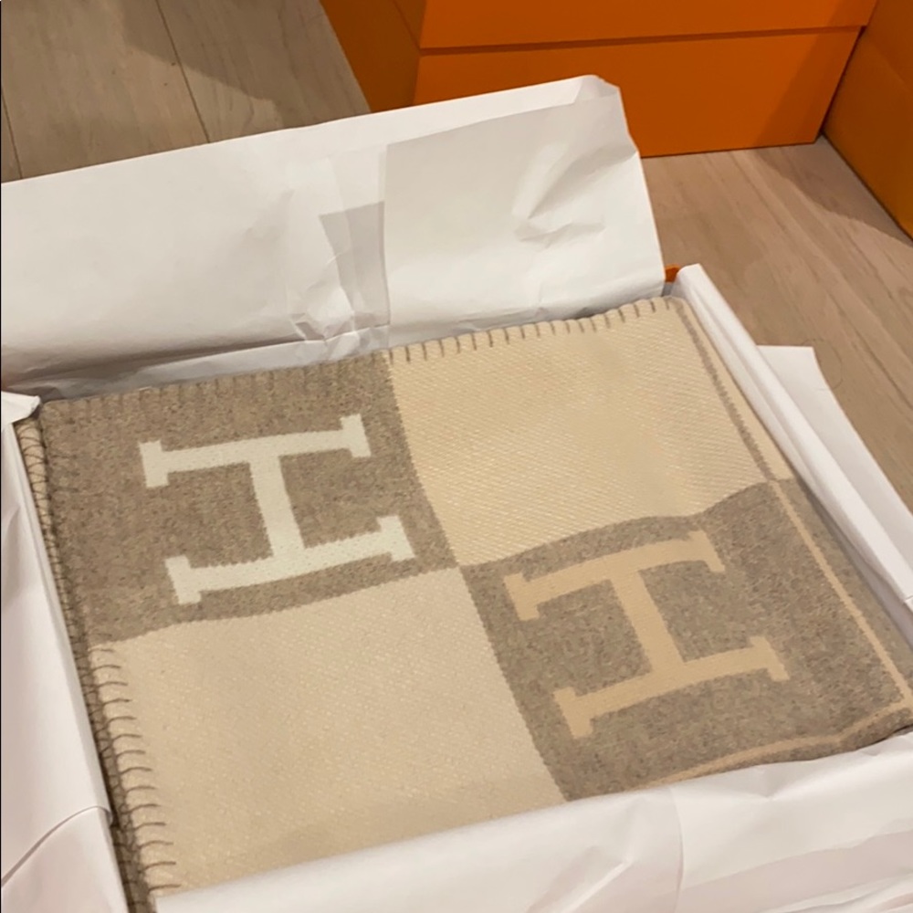 Hermes grey blanket